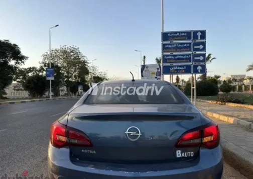اوبل أسترا 2016 أبيض مستعملة للبيع - 1