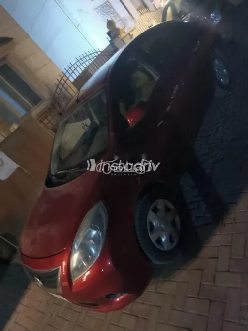 نيسان صنى 2013 أحمر غامق مستعملة للبيع - 2