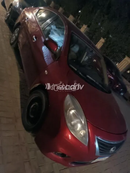 نيسان صنى 2013 أحمر غامق مستعملة للبيع - 3