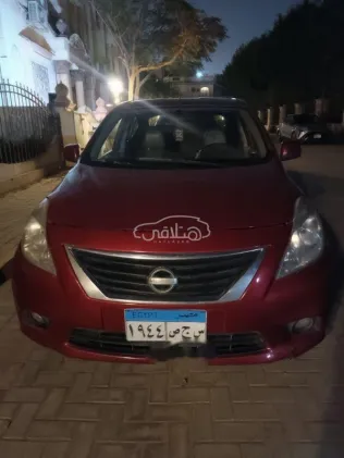 نيسان صنى 2013 أحمر غامق مستعملة للبيع