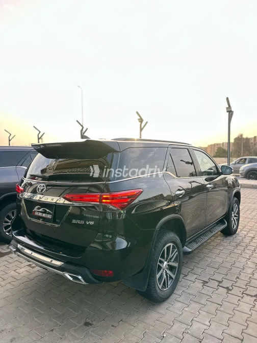 تويوتا فورتشنر 2021 أبيض مستعملة للبيع - 2