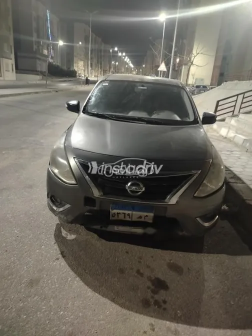نيسان صنى 2015 رمادي غامق مستعملة للبيع - 1