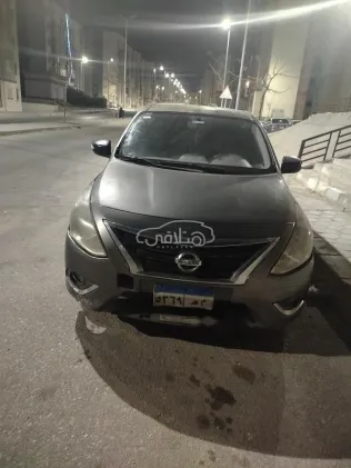 نيسان صنى 2015 رمادي غامق مستعملة للبيع