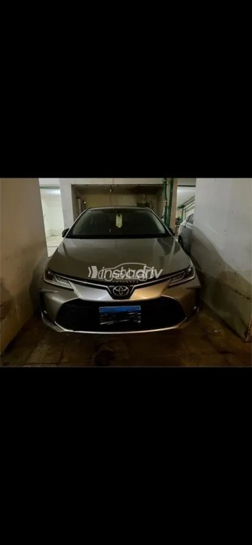 تويوتا كورولا 2021 أبيض مستعملة للبيع - 1