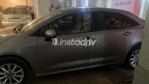 تويوتا كورولا 2021 أبيض مستعملة للبيع - 4