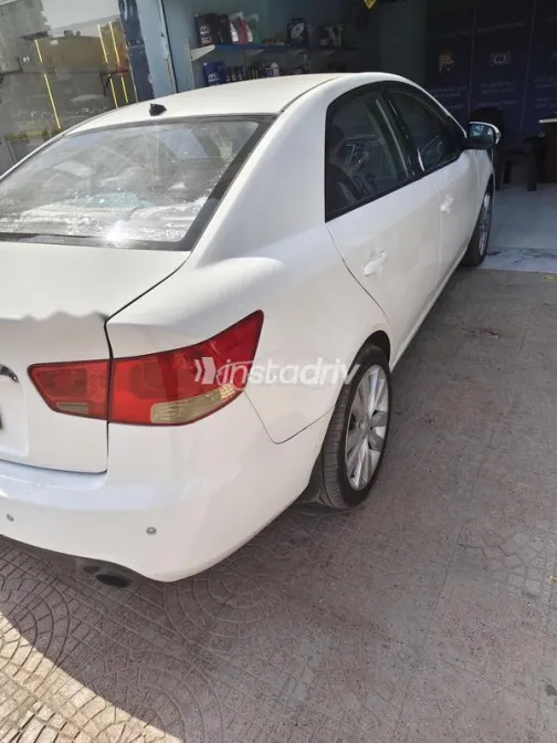 كيا سيراتو 2013 أبيض مستعملة للبيع - 2