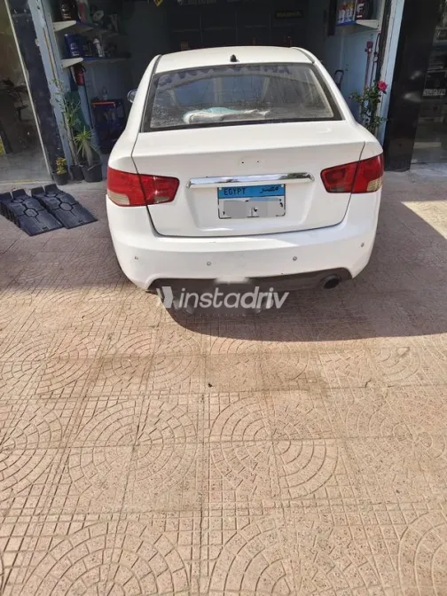 كيا سيراتو 2013 أبيض مستعملة للبيع - 4