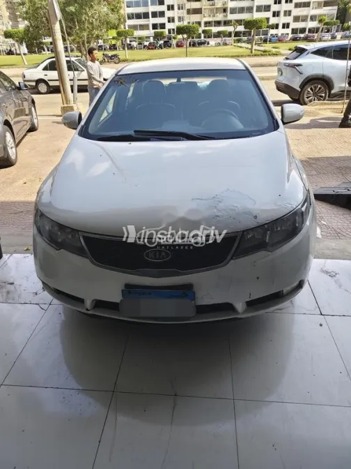 كيا سيراتو 2013 أبيض مستعملة للبيع - 7