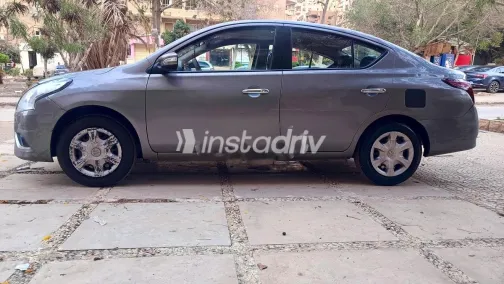 نيسان صنى 2019 رمادي مستعملة للبيع - 4