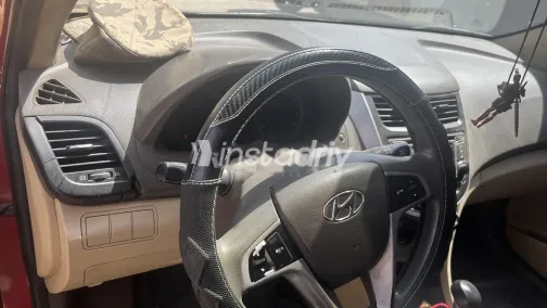 هيونداي اكسنت RB 2015 أحمر غامق مستعملة للبيع - 1