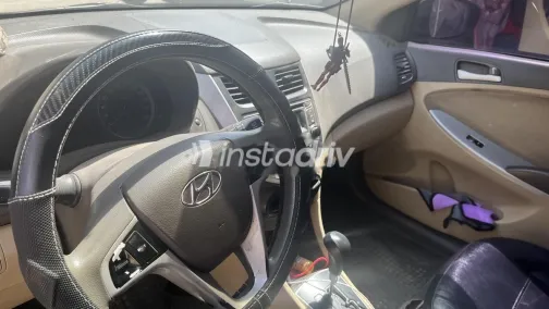 هيونداي اكسنت RB 2015 أحمر غامق مستعملة للبيع - 2