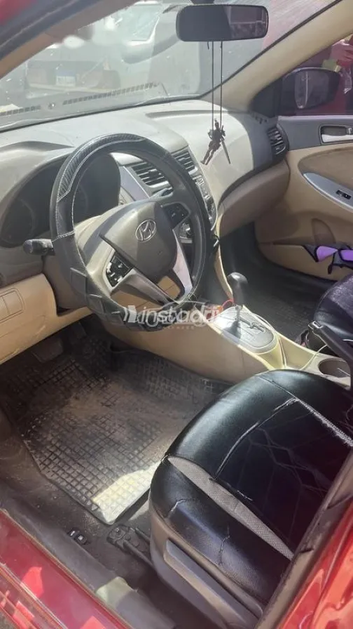 هيونداي اكسنت RB 2015 أحمر غامق مستعملة للبيع - 4