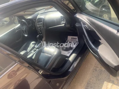 اوبل أسترا 2013 أحمر غامق مستعملة للبيع - 1