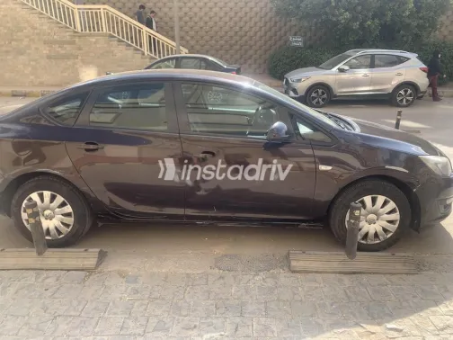 اوبل أسترا 2013 أحمر غامق مستعملة للبيع - 2