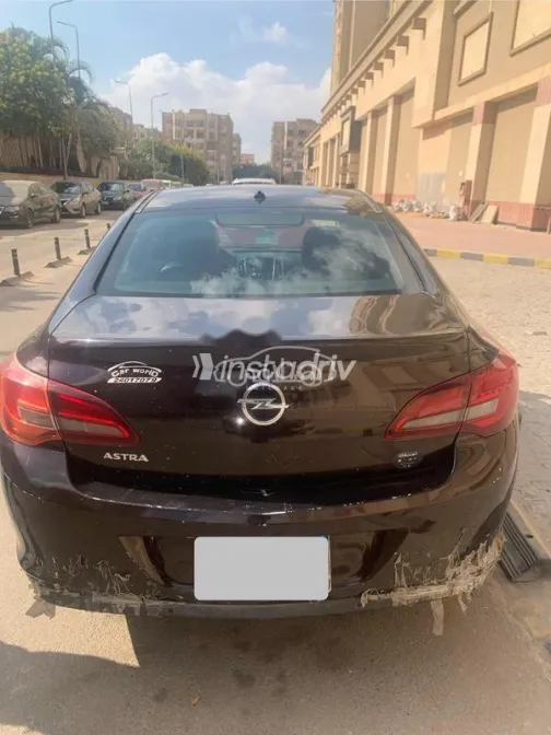 اوبل أسترا 2013 أحمر غامق مستعملة للبيع - 4