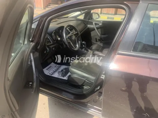 اوبل أسترا 2013 أحمر غامق مستعملة للبيع - 5