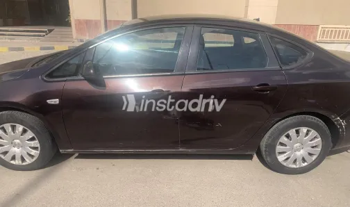 اوبل أسترا 2013 أحمر غامق مستعملة للبيع - 6