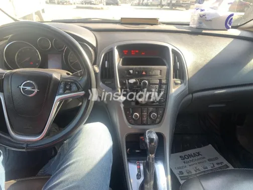 اوبل أسترا 2013 أحمر غامق مستعملة للبيع - 9