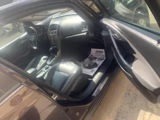 اوبل أسترا 2013 أحمر غامق مستعملة للبيع