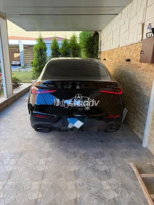 مرسيدس GLC 300 2024 أسود مستعملة للبيع - 2