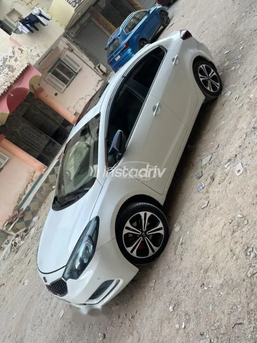 كيا K3 2013 أبيض مستعملة للبيع - 2