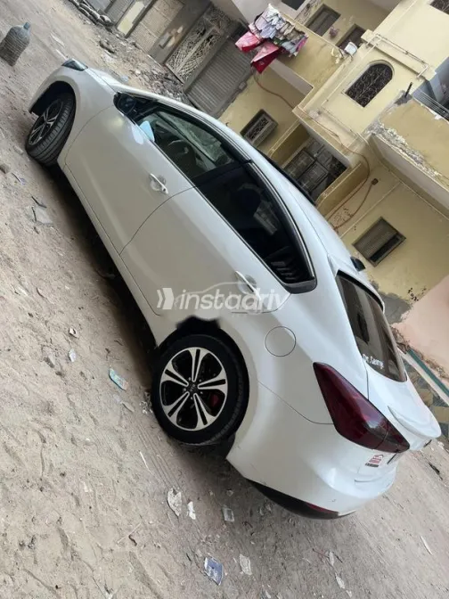 كيا K3 2013 أبيض مستعملة للبيع - 3