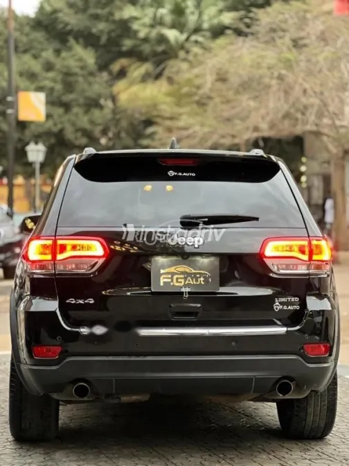 جيب جراند شيروكي 2018 أسود مستعملة للبيع - 2