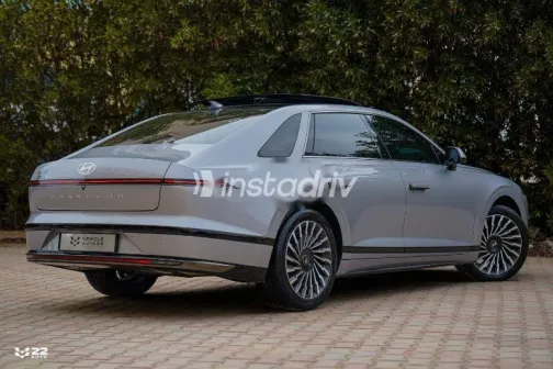 Hyundai Azera 2023 Gray Used for Sale - 3