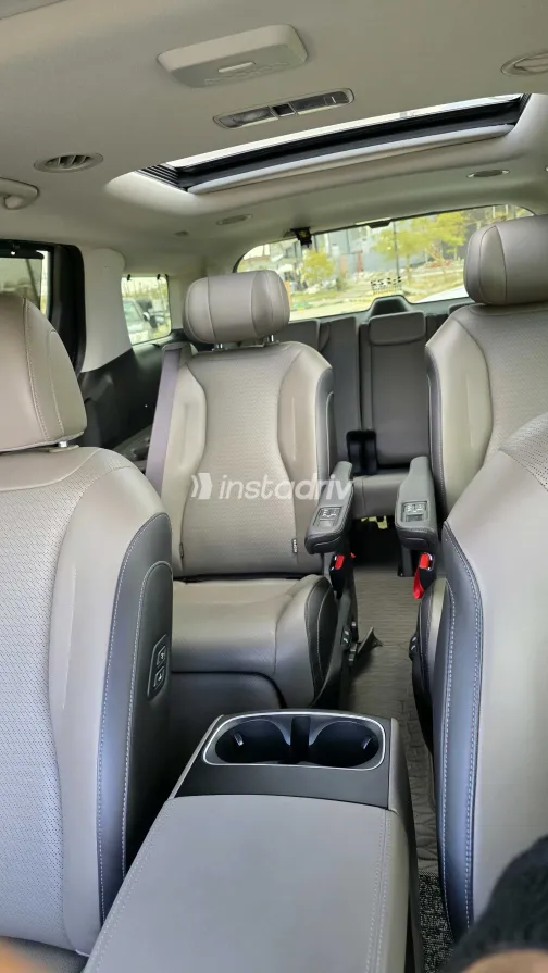 Kia Carnival 2025 White Used for Sale - 5