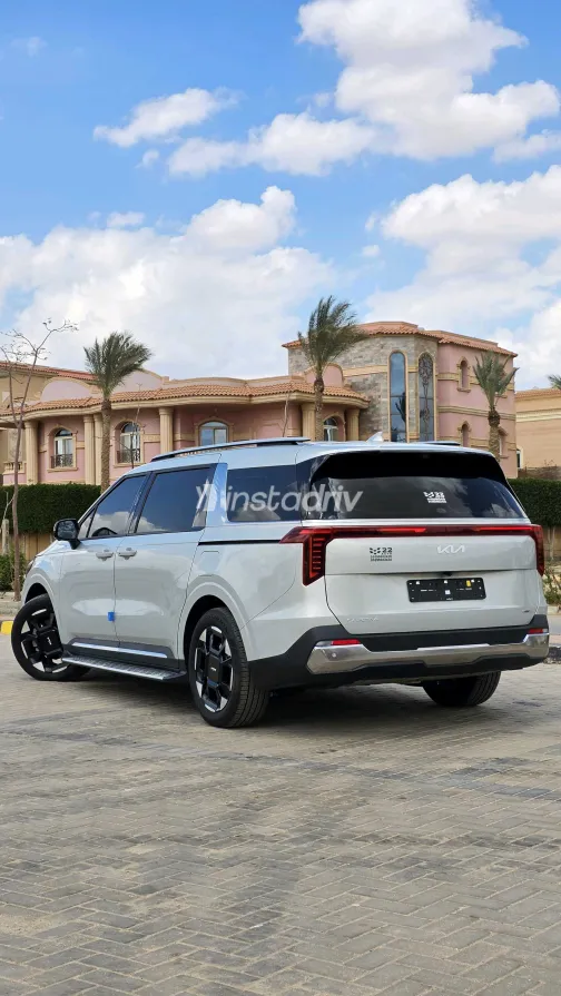 Kia Carnival 2025 White Used for Sale - 10