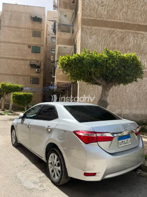تويوتا كورولا 2015 أبيض مستعملة للبيع - 1