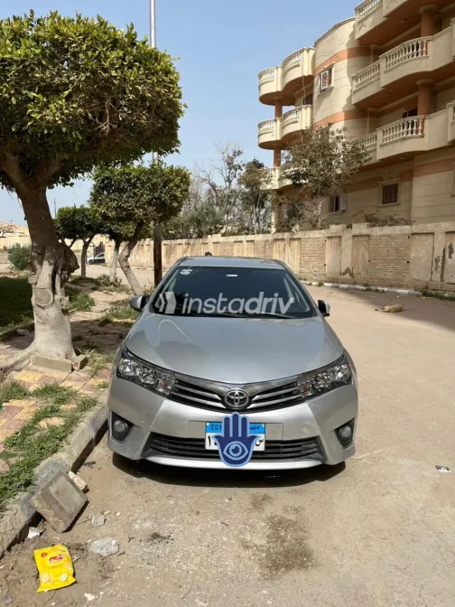 تويوتا كورولا 2015 أبيض مستعملة للبيع - 5