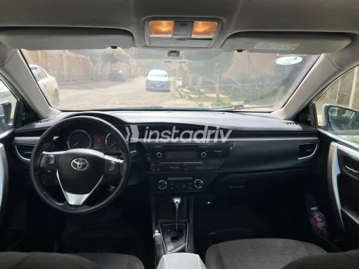 تويوتا كورولا 2015 أبيض مستعملة للبيع - 6
