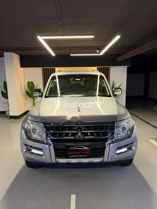 ميتسوبيشي باجيرو 2017 ذهبي مستعملة للبيع - 1