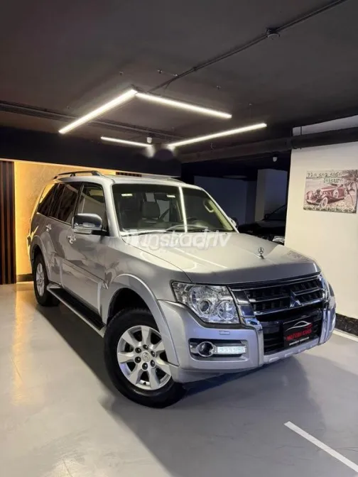 ميتسوبيشي باجيرو 2017 ذهبي مستعملة للبيع - 2