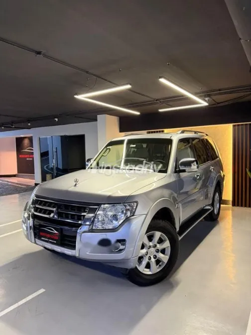 ميتسوبيشي باجيرو 2017 ذهبي مستعملة للبيع - 3