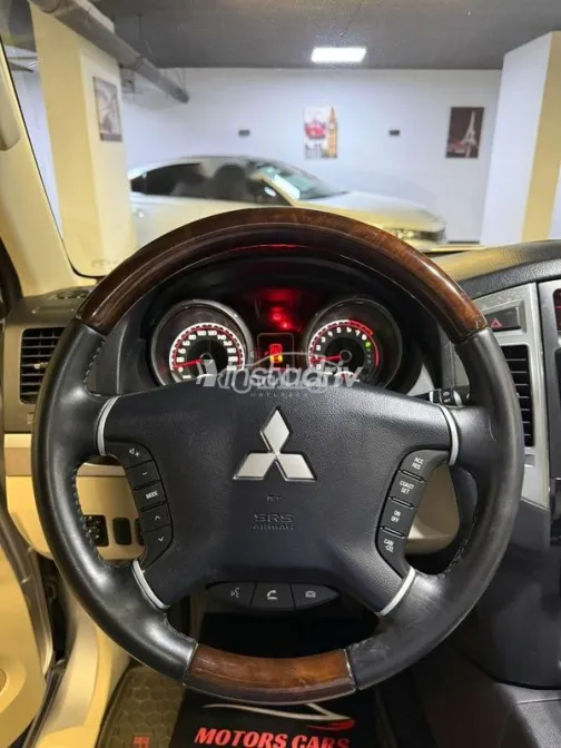 ميتسوبيشي باجيرو 2017 ذهبي مستعملة للبيع - 5