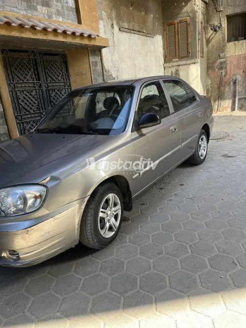 هيونداي فيرنا 2015 رمادي غامق مستعملة للبيع - 2