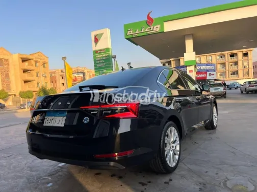 سكودا سوبيرب 2021 أبيض مستعملة للبيع - 1