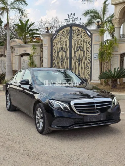 مرسيدس E 180 2019 أسود مستعملة للبيع - 1