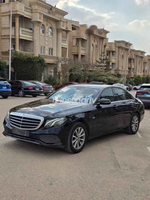 مرسيدس E 180 2019 أسود مستعملة للبيع - 3