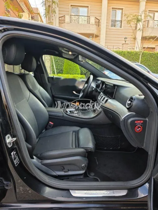 مرسيدس E 180 2019 أسود مستعملة للبيع - 7