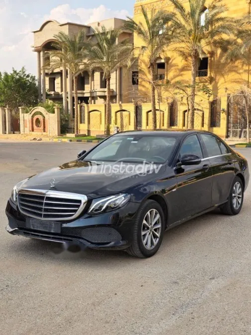 مرسيدس E 180 2019 أسود مستعملة للبيع - 8