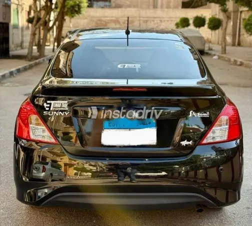 نيسان صنى 2012 أحمر غامق مستعملة للبيع - 3