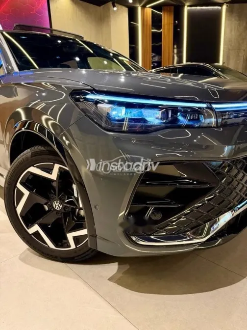 Volkswagen Tiguan 2024 Gray Used for Sale - 3