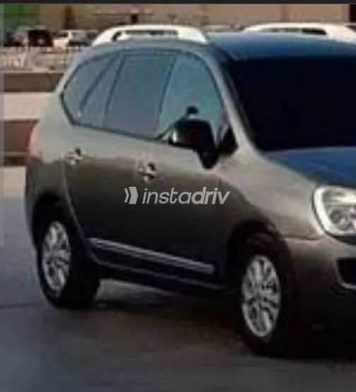 كيا كارينز 2011 أبيض مستعملة للبيع - 1