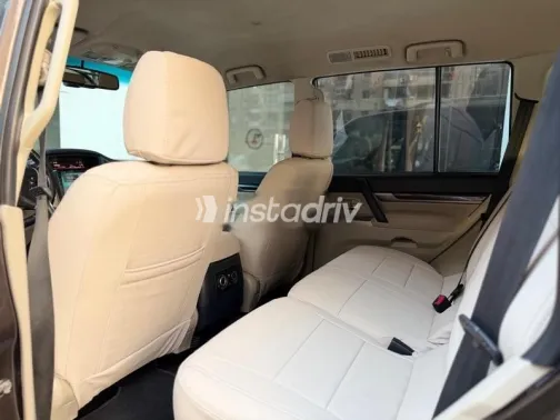 ميتسوبيشي باجيرو 2020 بني مستعملة للبيع - 8