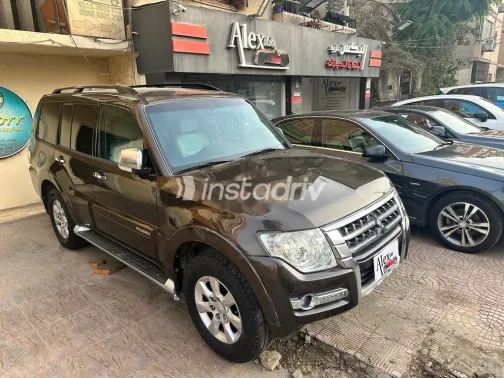 ميتسوبيشي باجيرو 2017 ذهبي مستعملة للبيع - 1