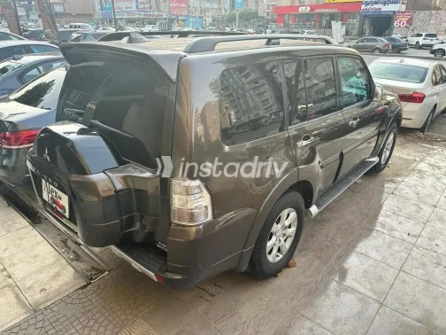 ميتسوبيشي باجيرو 2017 ذهبي مستعملة للبيع - 2