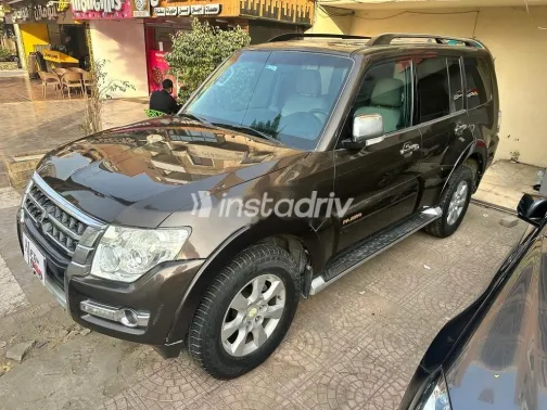 ميتسوبيشي باجيرو 2017 ذهبي مستعملة للبيع - 3